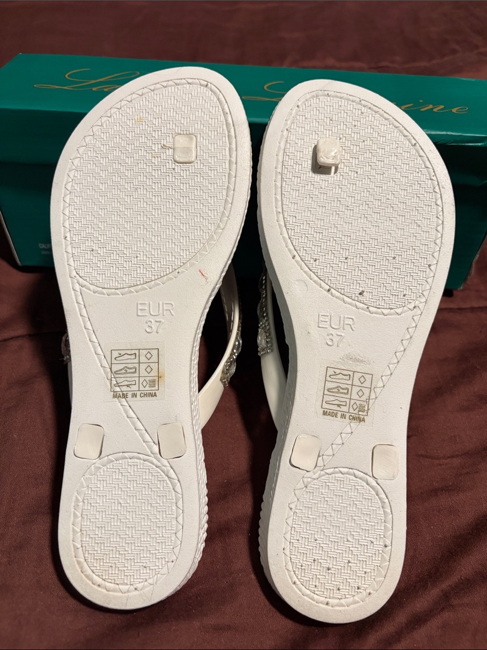 White Rubber Flip Flops by Loren Lorraine Brand. NWT! - Picture 4 of 9